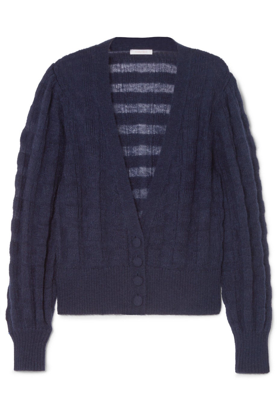 . Las más clásicas lo llevan al cuello; las fashionistas, como un coletero; y las más atrevidas, en la cabeza, al estilo de Isabel II. Chaquetilla de See by Chloé.