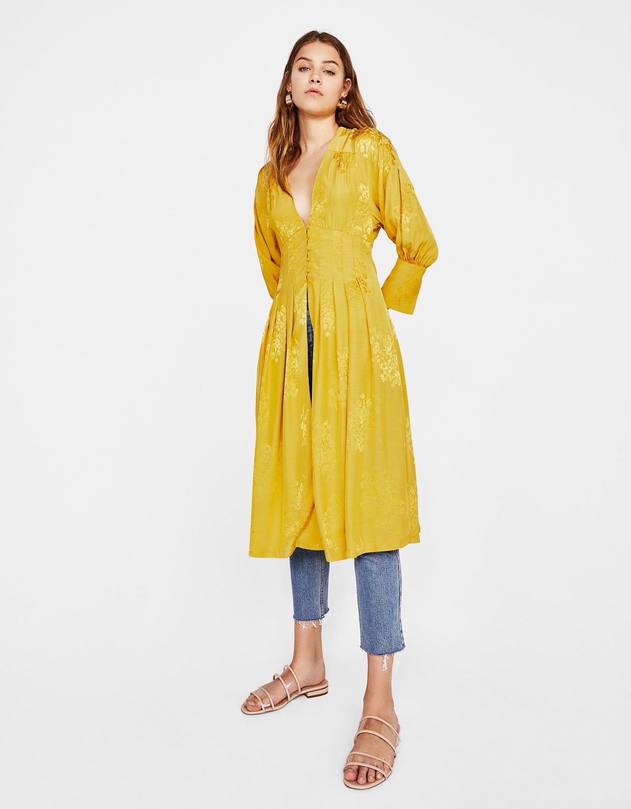 Parece seda, pero en realidad es satén. Aunque la textura no es la misma, son muy similares.