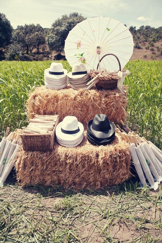 Otra idea fabulosa para colocar los  sombreros, abanicos y sombrillas  con los que tus invitados se protegerán del sol durante tu boda.