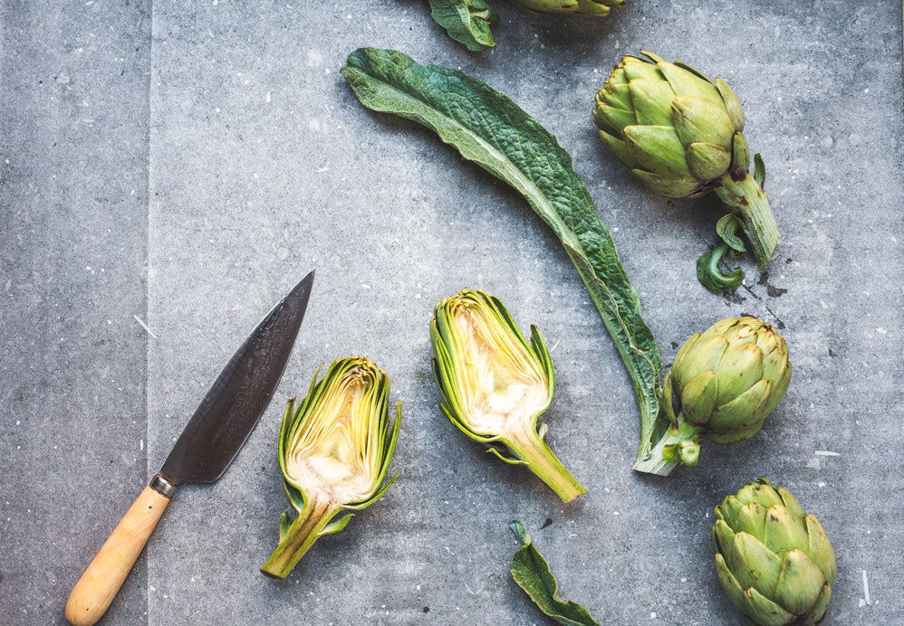La mitad de una alcachofa tiene solo 60 calorías y 10 gramos de fibra, casi la tercera parte de la recomendación diaria de ingesta de fibra. No hace falta añadir nada más.