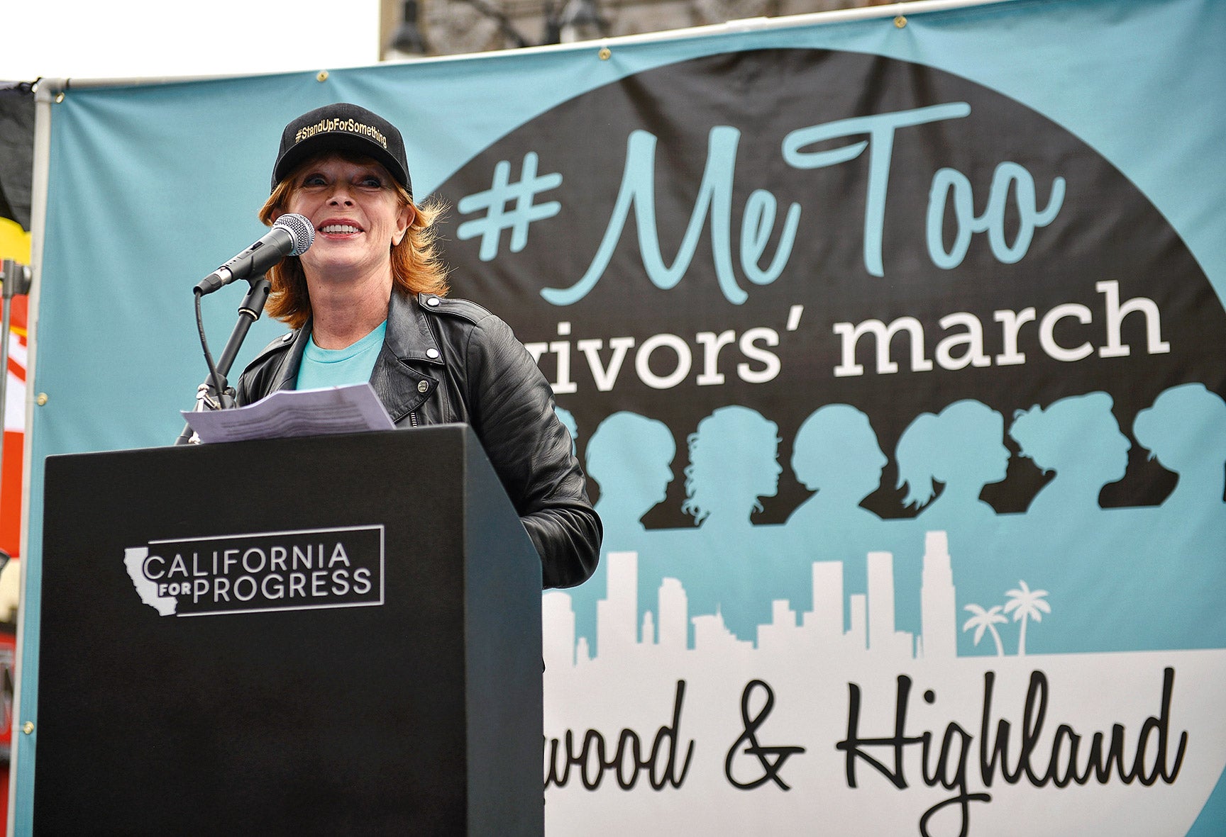 La actriz Frances Fisher, en un acto de #MeToo.