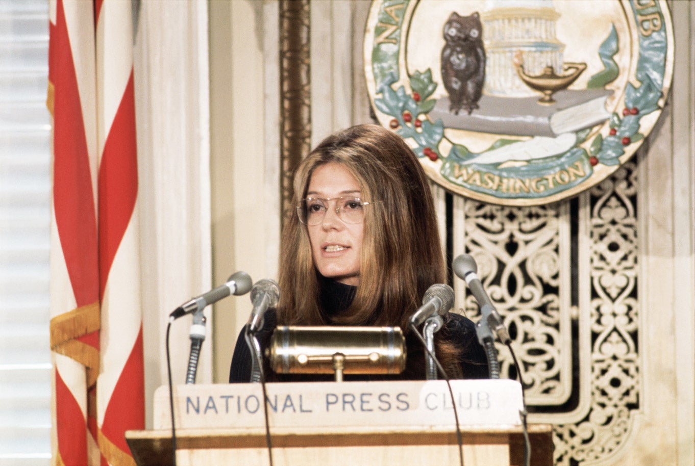 La escritora Gloria Steinem, en una intervención ante la prensa.