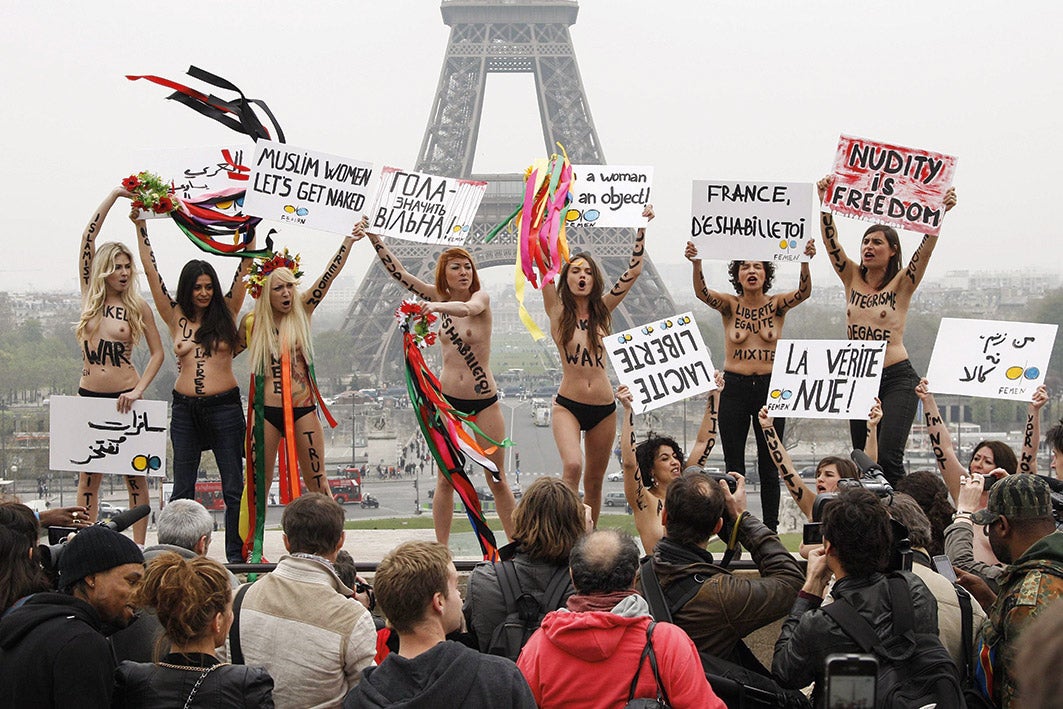 Las activistas de Femen retoman y redoblan la práctica parisina: para evidenciar la cosificación del cuerpo femenino y a la vez lograr espacio en los medios, protestan en topless.