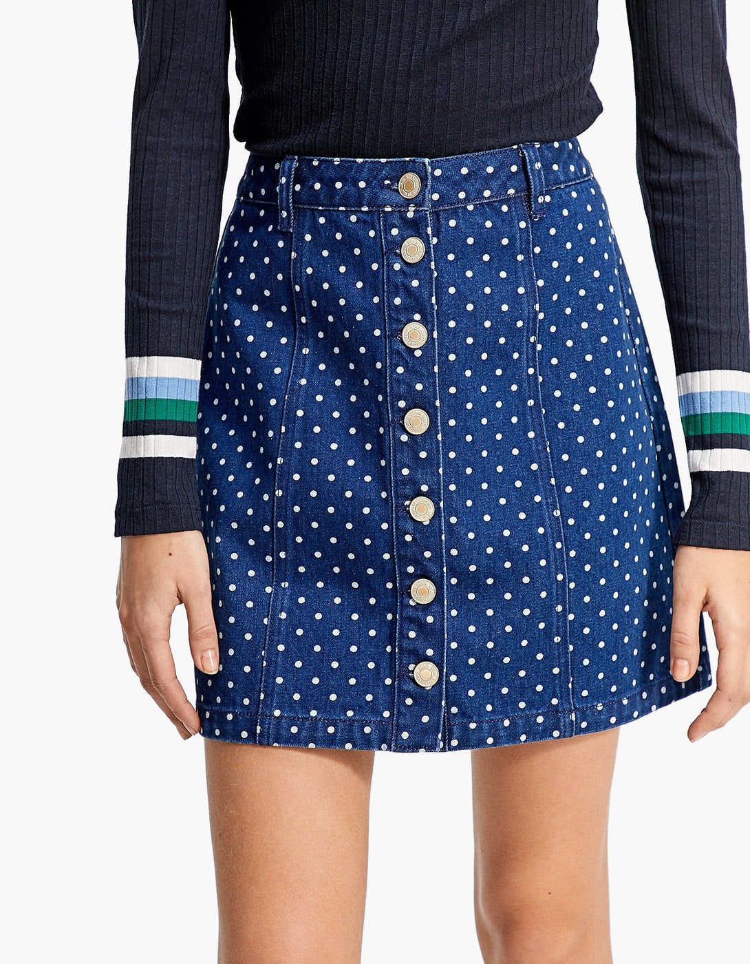 Falda denim de topos de Stradivarius: 17,99 euros.