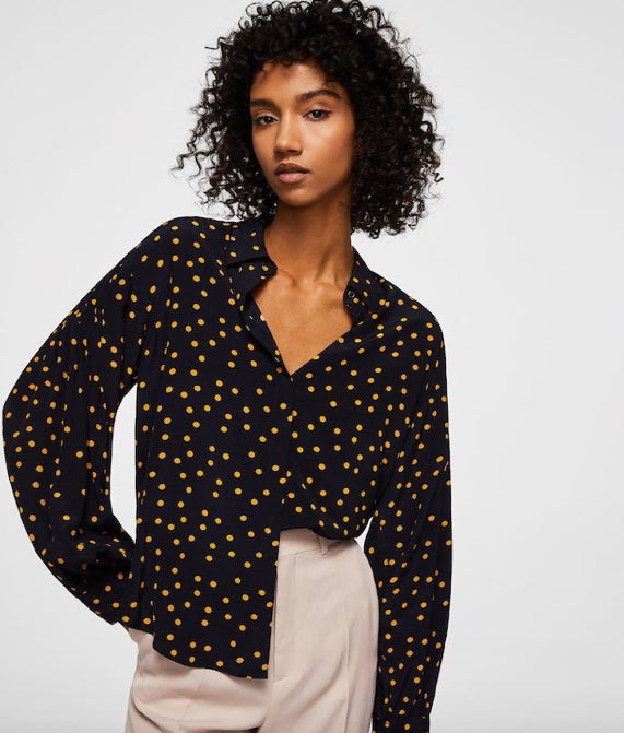Blusa estampada de lunares de Mango: 19,99 euros.