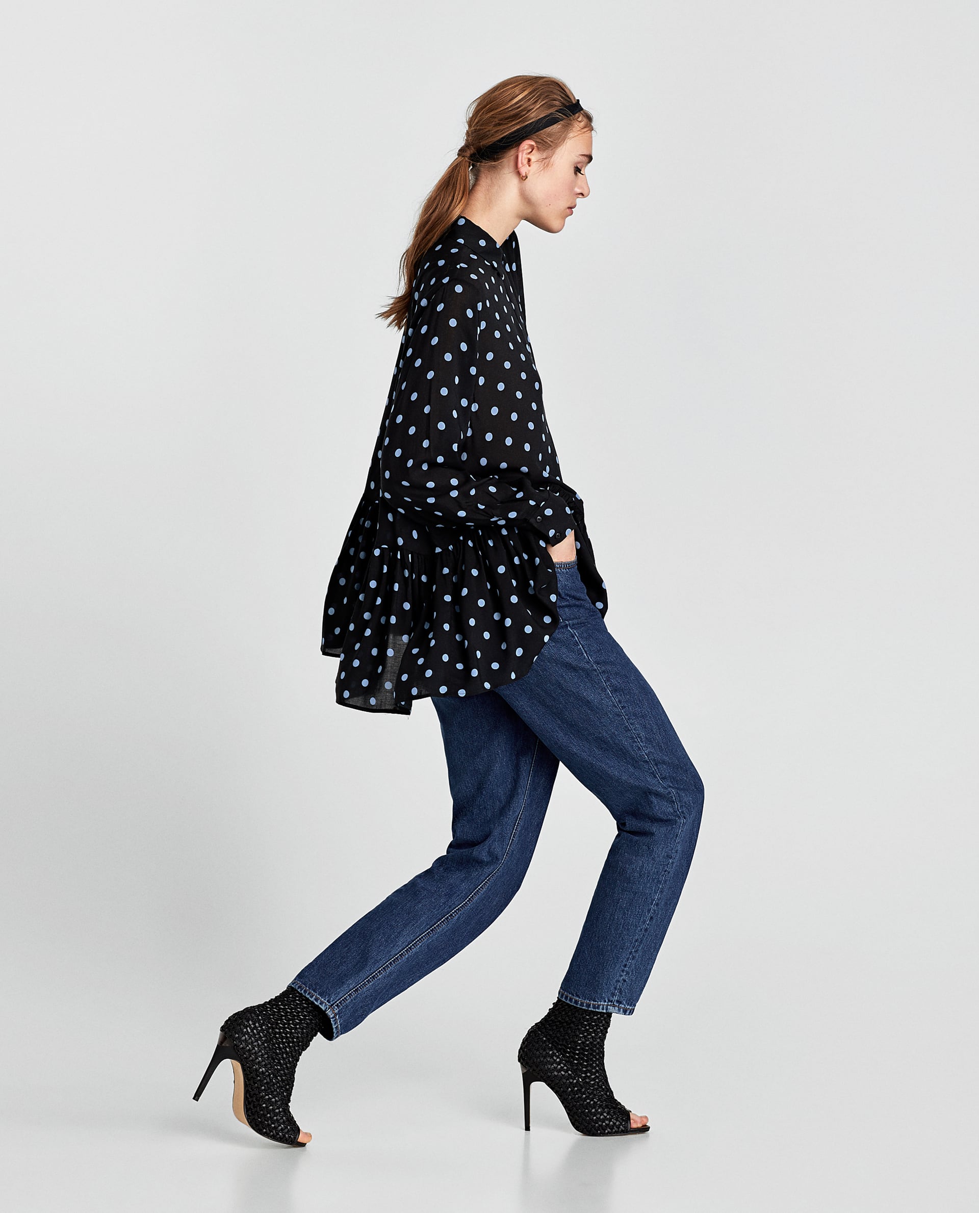 Blusa de lunares de Zara: 29,95 euros.