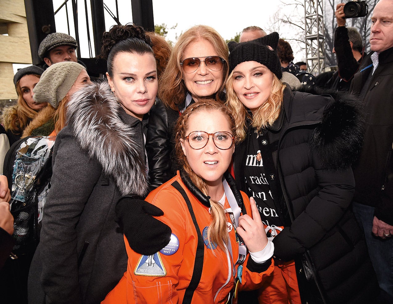 Gloria Steinem (en el centro), con Madona, Amy Schumer y Debbie Mazur.