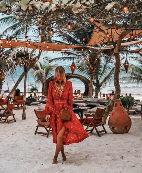 Leonie Hanne con vestido rojo de Spell. ¡Nos parece lo más!