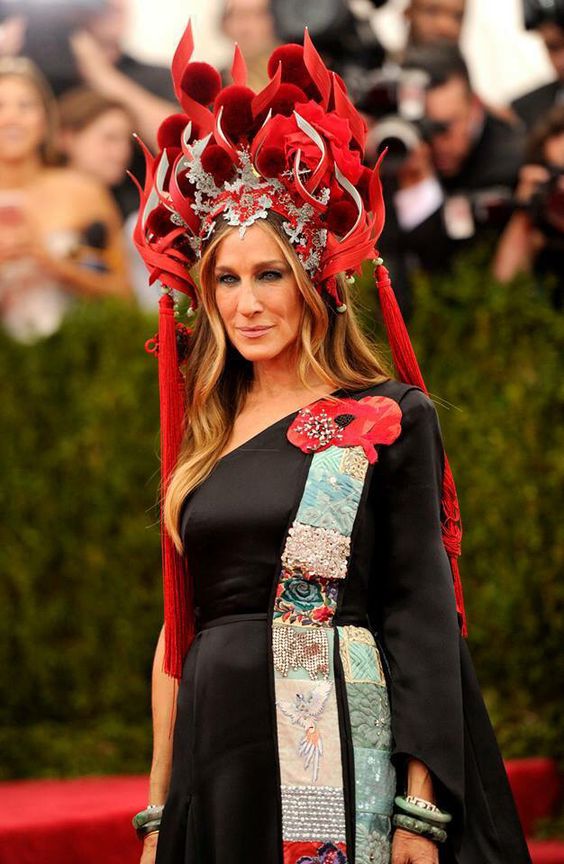 Durante la gala del Met de 2015, temáticamente centrada en la cultura china, llovieron sobre los invitados distintas críticas sobre la apropiación cultural, la repetición de estereotipos e incluso cierto racismo en algunos de los estilismos. Uno de los más criticados fue el de Sarah Jessica Parker, por reproducir el cliché de la mujer-dragón, la estereotípica villana oriental.