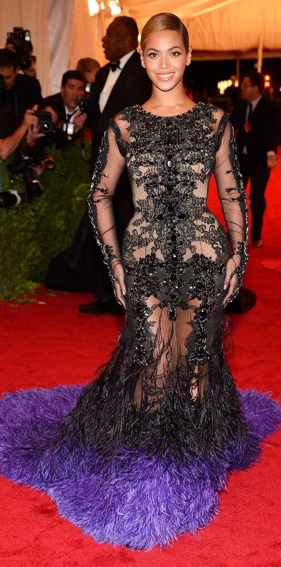 Beyoncé con un Givenchy Haute Couture de Ricardo Tisci, con una cola enteramente confeccionada con plumas, en 2012.
