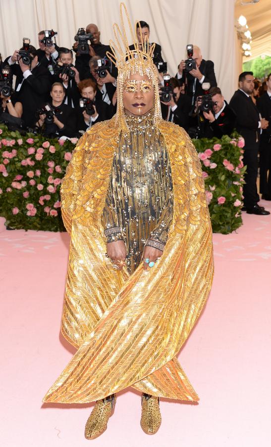 Billy Porter siempre llama la atención y lo hizo más que nadie en la edición de 2019 con un traje con alas al más estilo Cleopatra Un diseño de The Blonds que maravilló al mundo.
