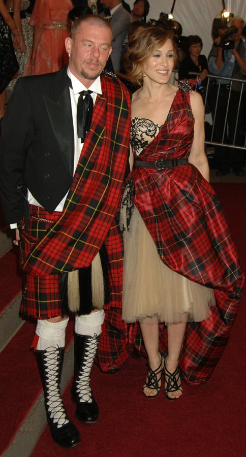 Sarah Jessica Parker acudía a la Gala Met del 2006 junto a Alexander McQueen con un diseño suyo de tul y tartán.