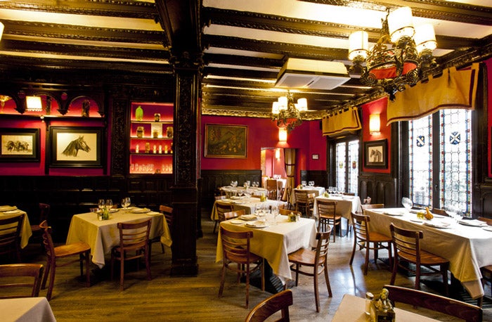 En plena Plaza Mayor de Madrid, en  Los Galayos  estarás acercándote a una carta que te acercará a los platos más típicos madrileños, pero más innovadores también.