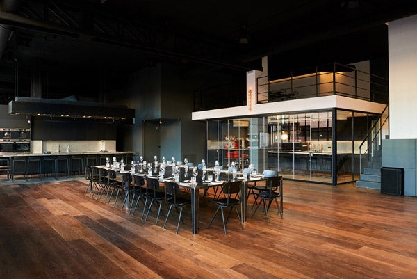 Y es que no todo tiene que ser a la mesa. ¡Puedes disfrutar de nuevas experiencias con ella! Ve por el día de la madre a  Kitchen Club  (en calle de la Ballesta, 6, en Madrid) y además de comer juntas, disfrutaréis cocinando platos deliciosos.