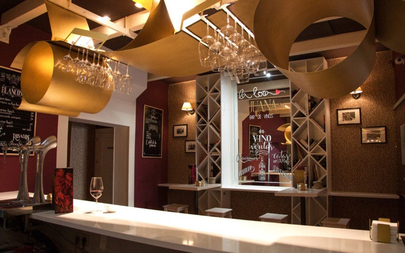 La loca Juana  es un bar que admira la cultura de vinos, un rincón bohemio del que disfrutar de una de las cosas que más te gustan. ¿Es mamá fan de los buenos vinos? Se convertirá en su rincón favorito.