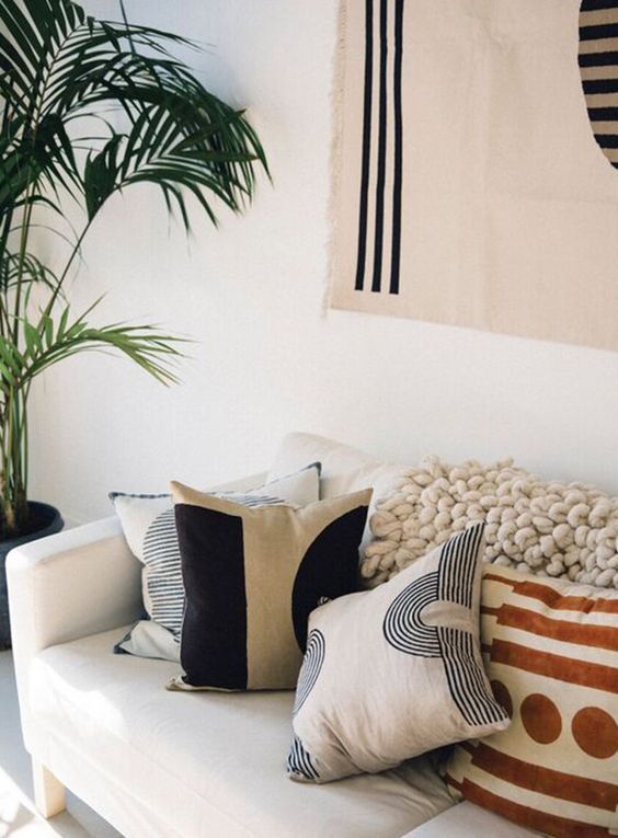 Los textiles en decoración son como los complementos en moda: son pequeños detalles capaces de cambiar por completo la estética de un look... o un rincón especial en tu casa. Y esta temporada, las telas estampadas en cojines, alfombras o cortinas mandan.