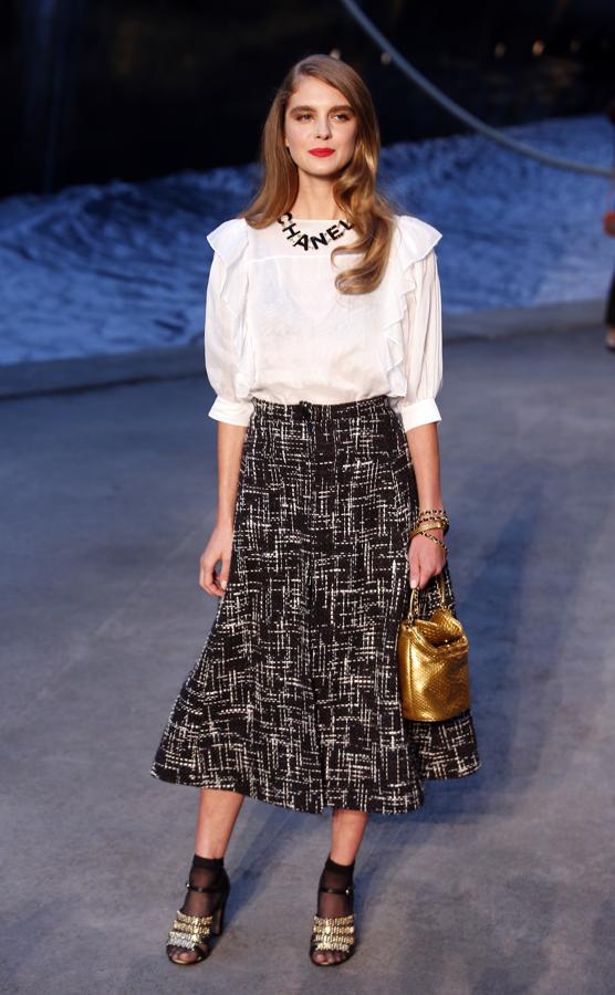 Dolores Doll arriesgó con unas sandalias con ejecutivos. Eso sí, el resto del look, con falda tweed y top, era sencillo.