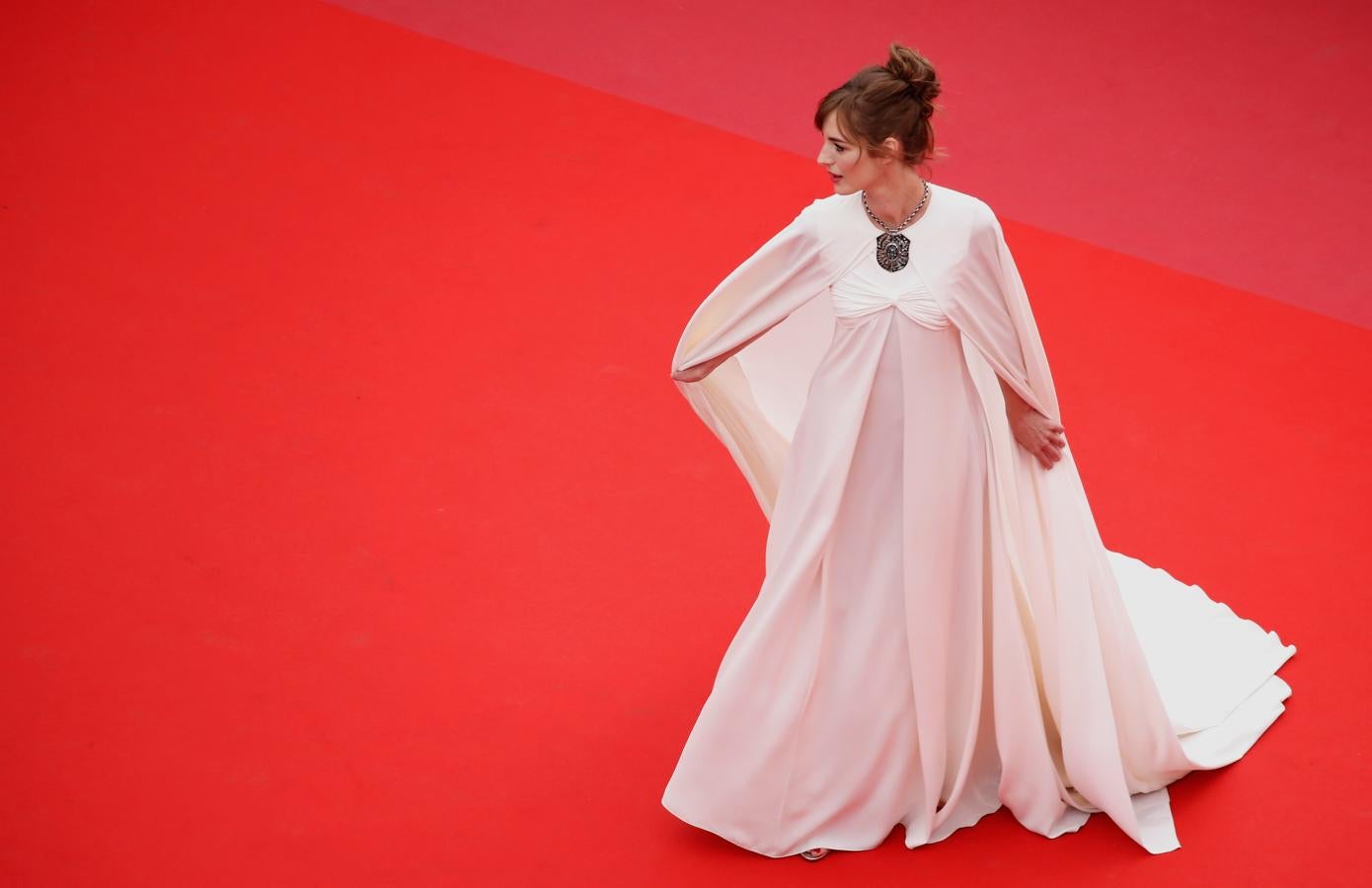 La modelo francesa era puro glamour con un diseño blanco con capa de Giambattista Valli Couture.