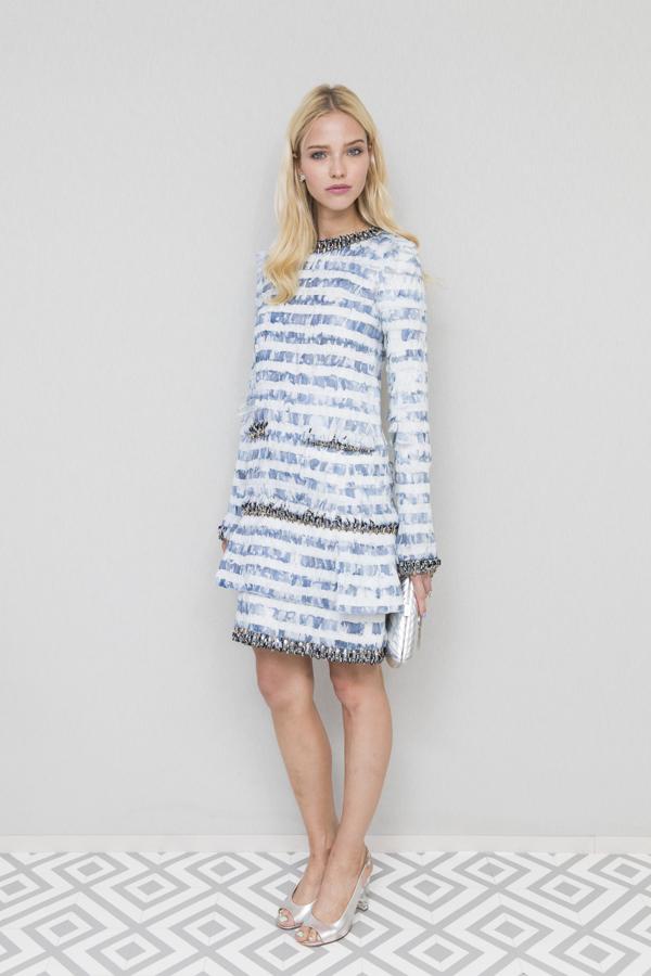 Casi igual de dulce que el vestido de Penélope era el de Sasha Luss, que escogió un conjunto de rayas con detalles de pedrería