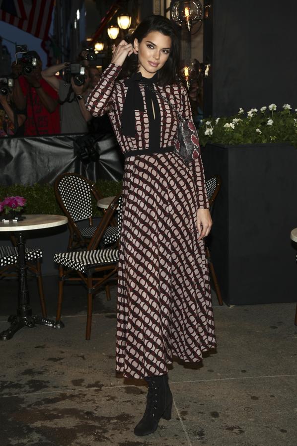 Y Kendall Jenner también cierra nuestro ranking de la semana de las más elegantes. Nos fascina el estampado geométrico de su vestido midi y sus botas a lo Mary Poppins.