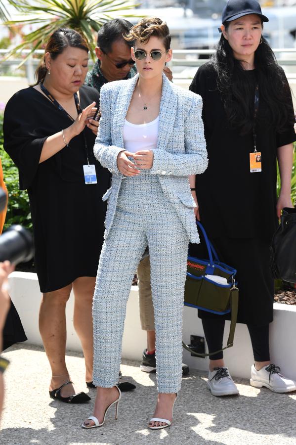 Un traje tweed puede echarte muchos años encima, pero Kristen Stewart salió airosa de esta prueba de fuego al elegirlo azul celeste y combinalo con camiseta. Su look lleva el sello de Chanel.