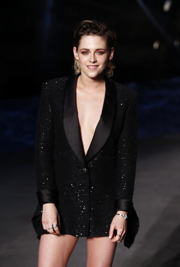 Kristen Stewart no se perdiño el desfile de la colección crucero de Chanel. Dio una lección de estilo con un blazer de lentejuelas negro y un maquillaje roquero.
