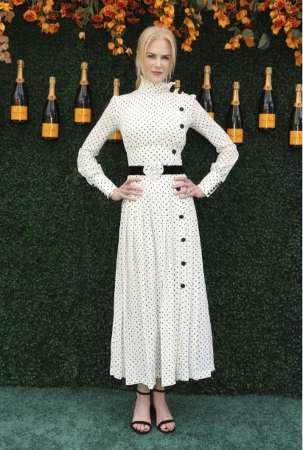 Nicole Kidman nunca deja de lado su estilo. En esta ocasión y más 'lady' que nunca lo demostró con este precioso vestido midi blanco y negro de lunares de Alessandra Rich.
