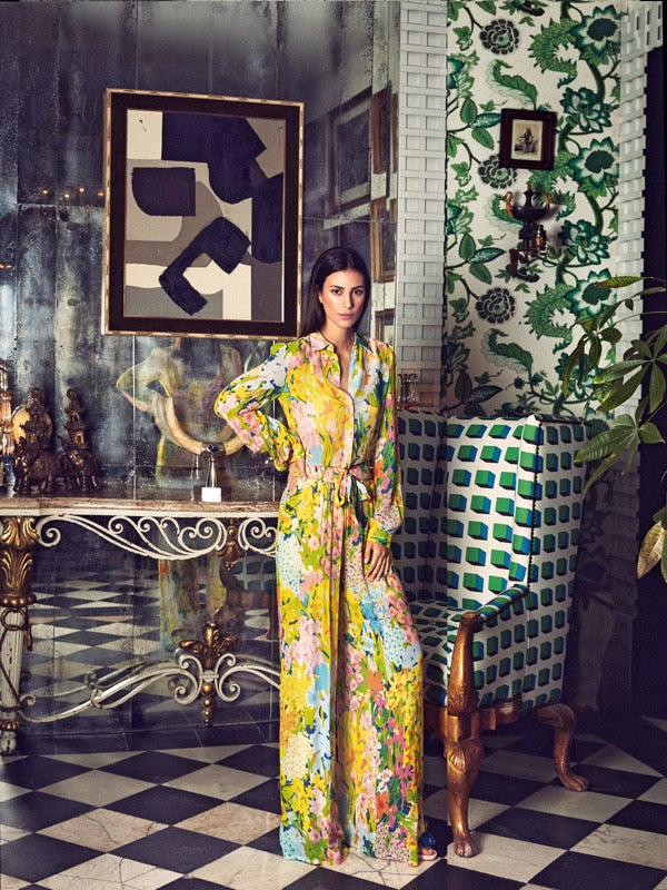 Alessandra luce conjunto de Virginia’s Mood y sandalias de Christian Louboutin.