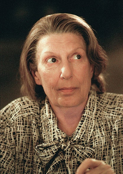 La madre más terrible de la historia catódica. Livia Soprano no solo le da miedo a Tony, su hijo, sino también a todos nosotros. No nos extrañó descubrir que el personaje está inspirado en la madre del creador de la serie, David Chase.