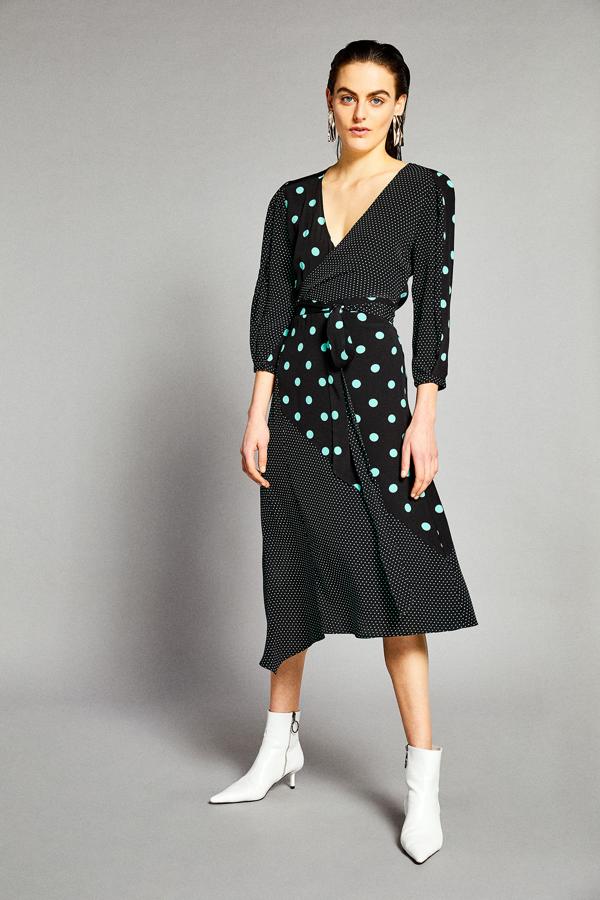 Vestido midi de lunares de Sfera: 39,99 euros.