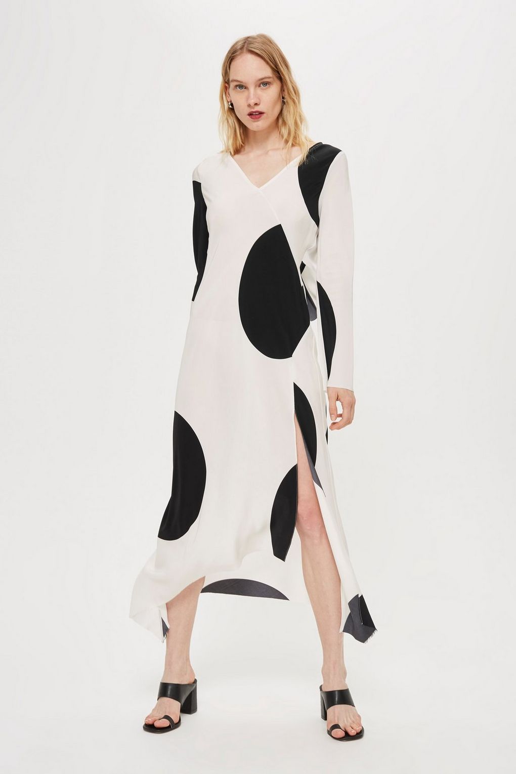 Vestido largo con lunares de Topshop: 130 euros.