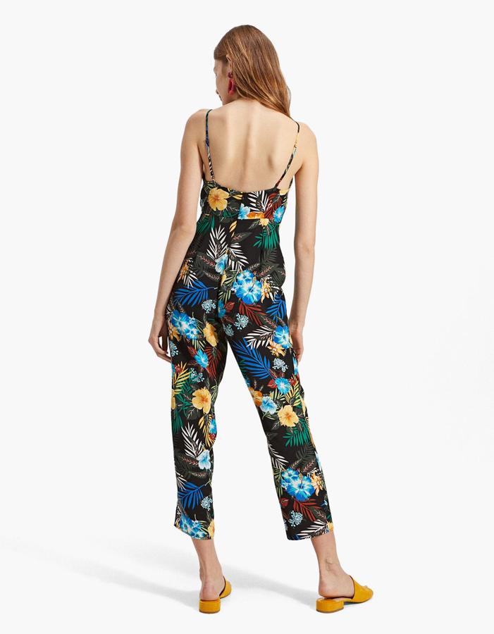 Mono largo de tirantes, con estampado tropical de Stradivarius: 29,99 euros.
