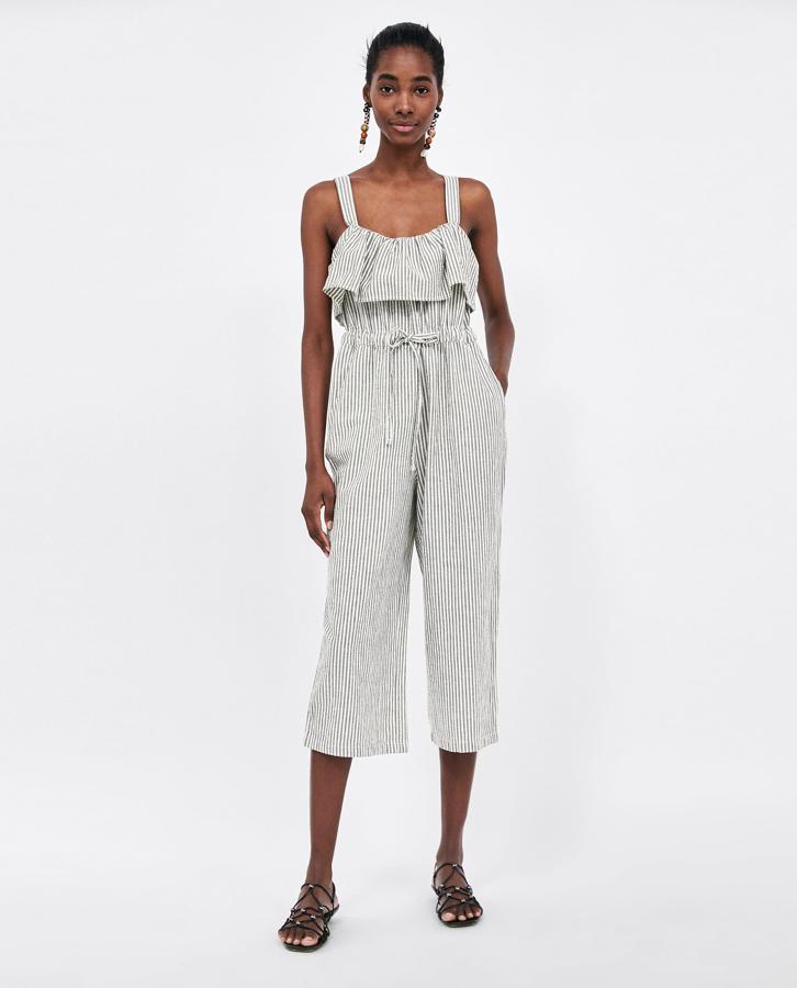 Mono de rayas con volantes de Zara: 29,95 euros.