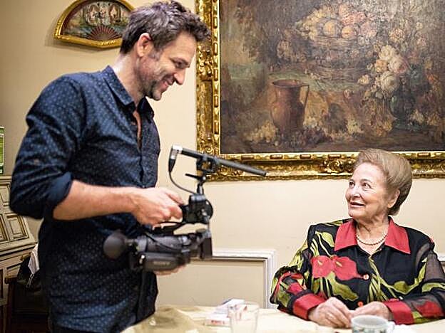 Hijo y madre durante el rodaje. Según ella: “Lo veía a todas horas detrás de mí con una cámara pequeña, muy poco profesional, y pensaba que no iba a llegar a ningún lado”. Se equivocó.
