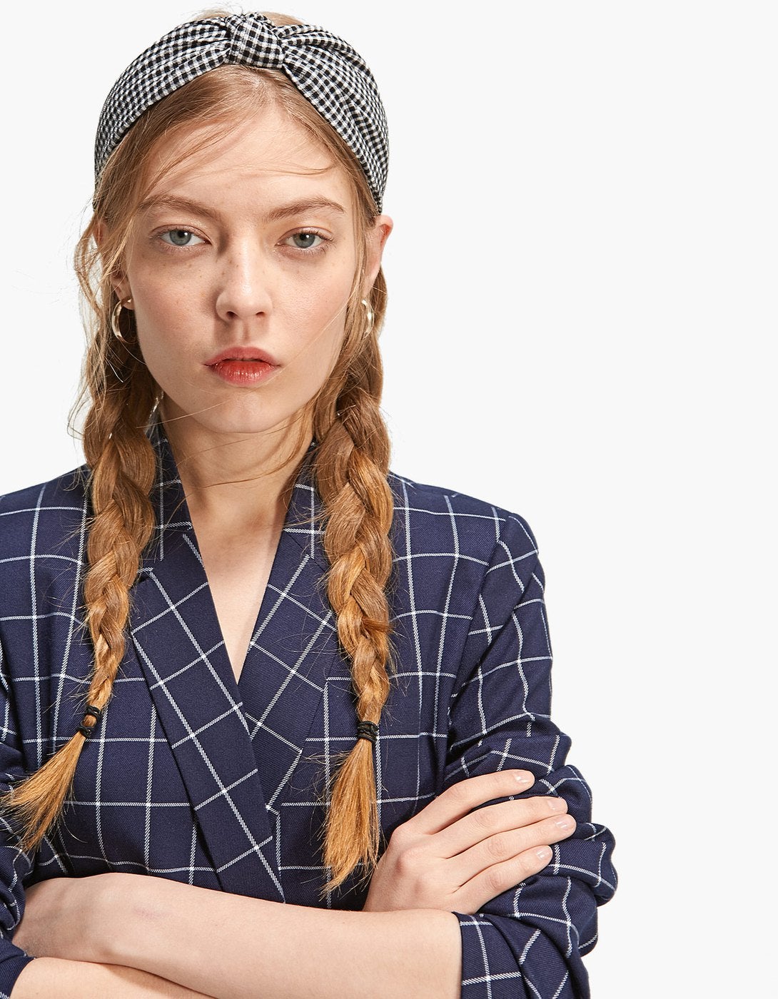 Diadema rígida con estampado vichy de Stradivarius: 5,99 euros.