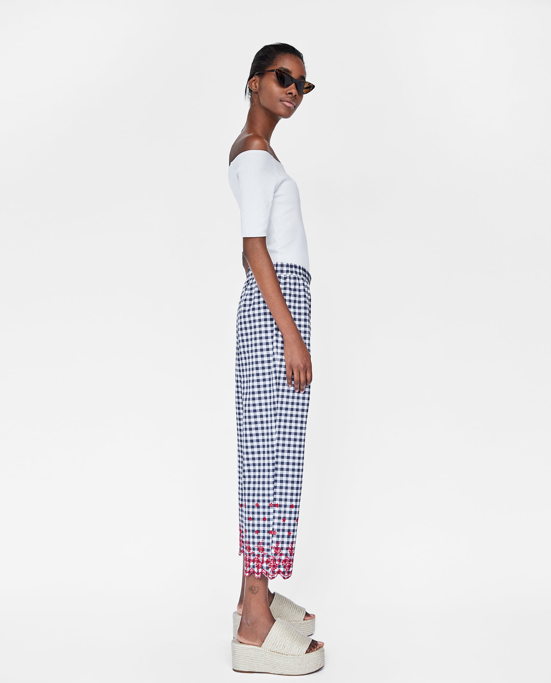 Pantalón de cuadros Vichy bordado de Zara: 29,95 euros.