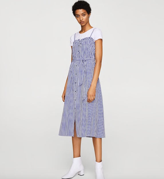 Vestido de cuadros Vichy de Mango: 35,99 euros.