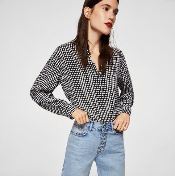 Blusa de cuadros de Mango: 29,99 euros.