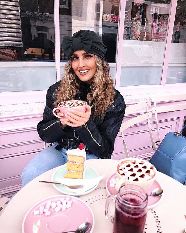 cejas despeinadas, labios marrones muy marcados y pestañas XXL, no cabe duda de que a Perrie Edwards, la novia del jugador del Liverpool Alex Oxlade-Chamberlain, le gusta estar a la última. La sencillez no va con ella.