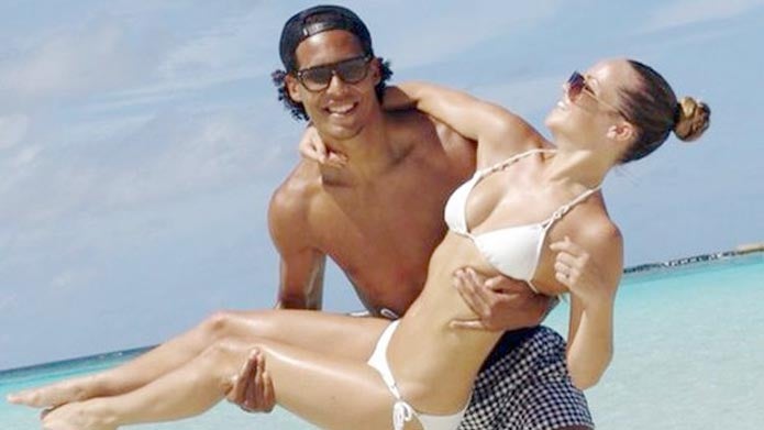 Y en la playa, un minúsculo bikini y muy sexy de color blanco para resaltar su figura bronceada.