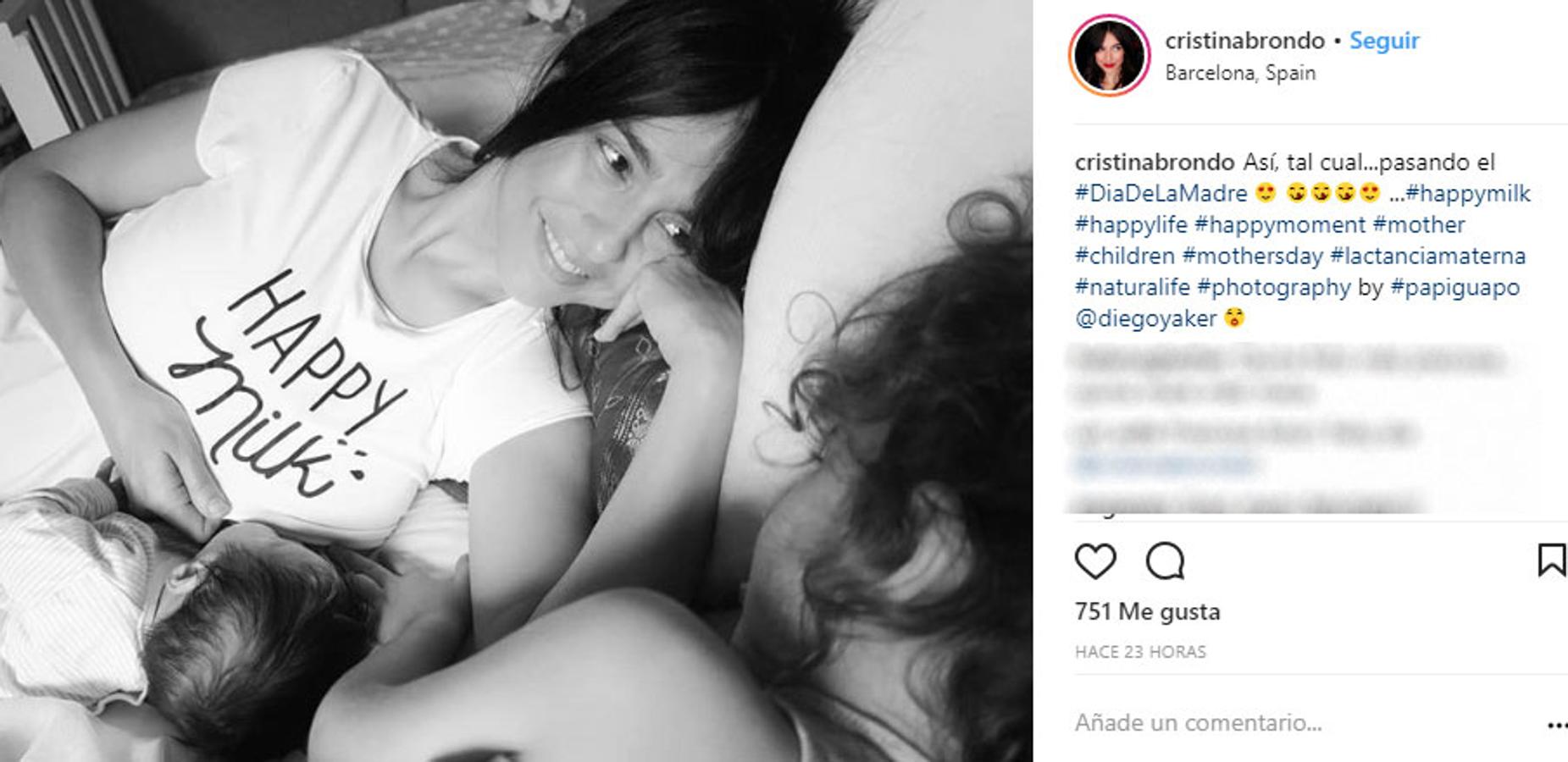 La actriz Cristina Brondo ha optado por compartir esta tierna instantánea en blanco y negro junto a sus pequeños.