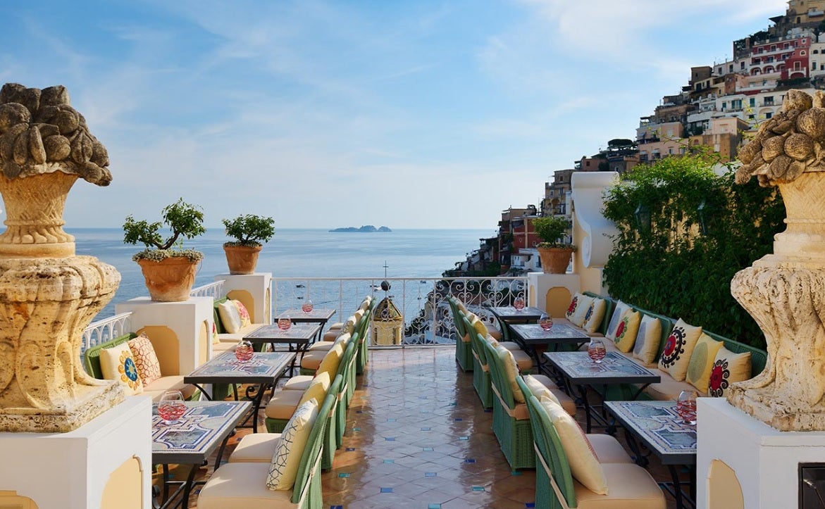 Descubre el encanto de Positano en la terraza del hotel Le Sirenuse. Una parada obligatoria para disfrutar de un buen plato de ostras con estas increíbles vistas o de uno de los platos de La Sponda, el restaurante del hotel con una estrella michelín.