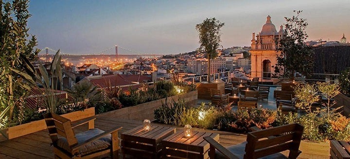 La terraza con más encanto de Lisboa para cenar. Sus vistas al puente 25 de Abril al atardecer enamoran. Por no hablar de la vegetación y la decoración que alberga. Lo mejor: sus precios, una gran variedad de platos y cócteles para cualquier bolsillo.