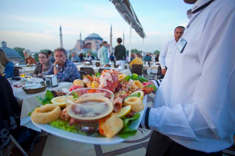 Probablemente las mejores vistas panorámicas de Estambul (Turquía) las tiene la terraza del hotel Seven Hills. No es necesario hospedarse en el hotel para disfrutar de una maravillosa cena junto a la magia de la catedral de Santa Sofía, uno de los edificios más emblemáticos de la ciudad.