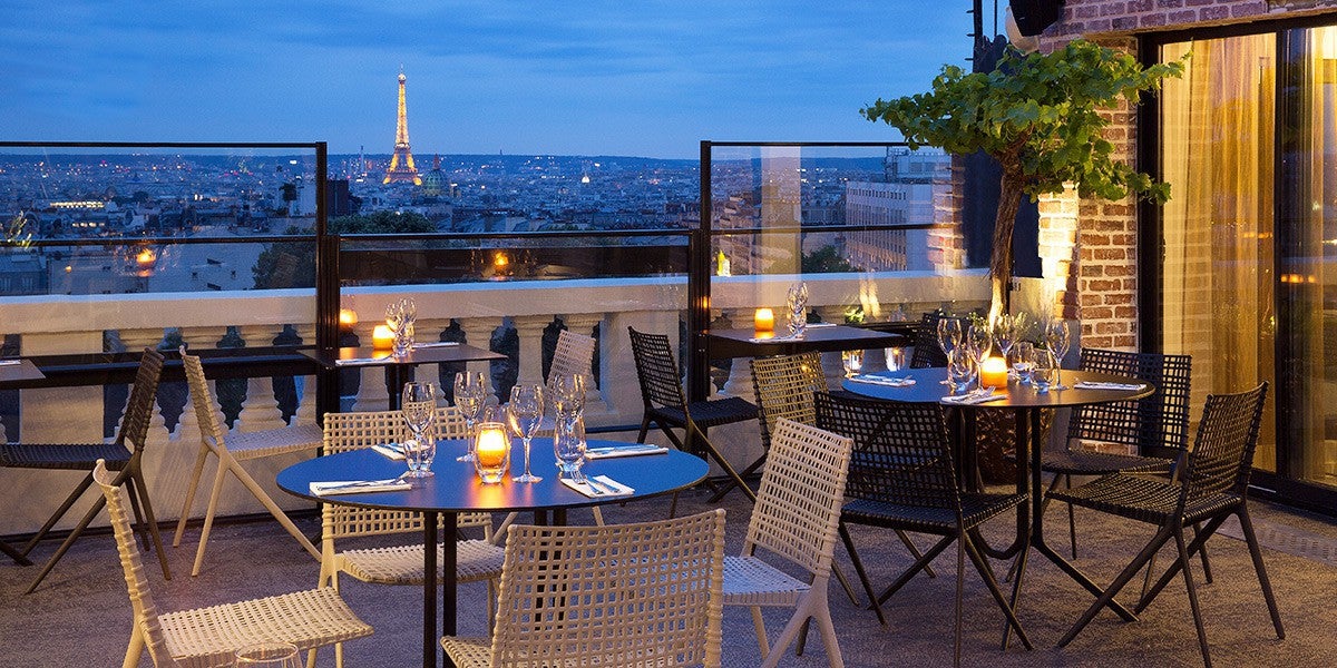 Amor a primera vista por la terraza The Terrass en el Hotel Montmartre, en París. Tiene unas vistas espectaculares a toda la ciudad y a la preciosa Torre Eiffel. Si estás de visita por la ciudad del amor, no dudes en cenar en este maravilloso rincón.
