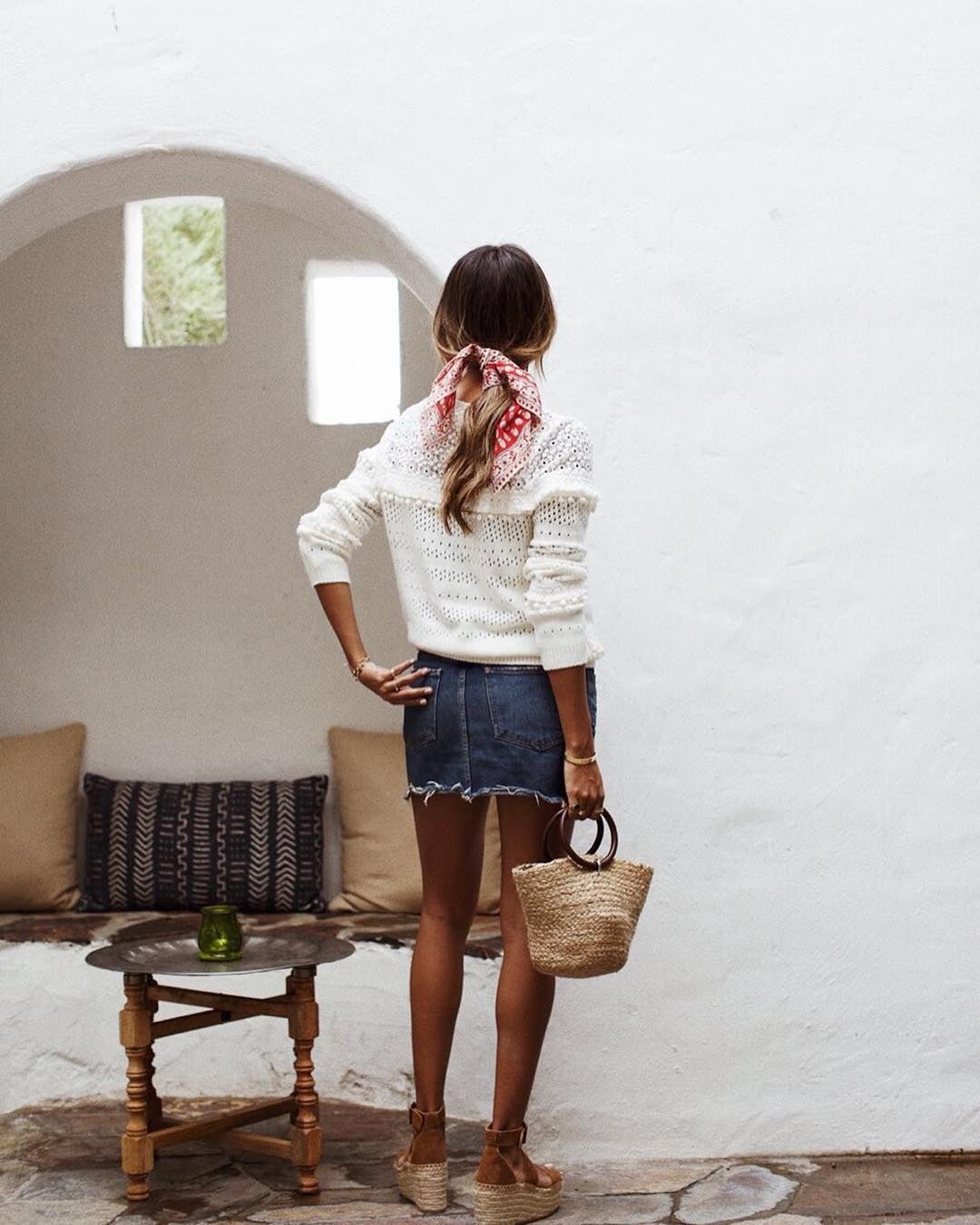 El peinado de la primavera y el verano pude ser éste: coleta baja adornada con un pañuelo estampado. No hay influencer que no lo haya lucido. En la imagen, Julie Sariñana, del blog Sincerely Jules.