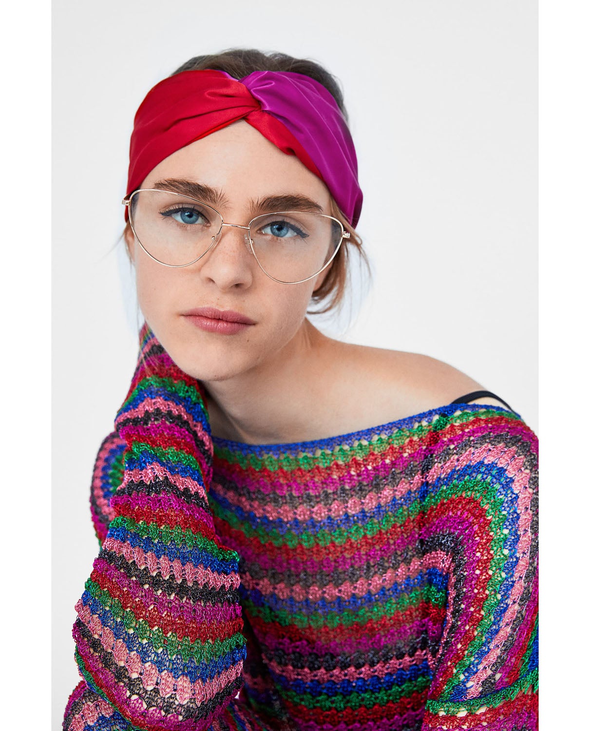 Una forma de camuflar un 'bad hair day' es recogiendo tu melena en una coleta baja y usando un pañuelo a modo de turbante.