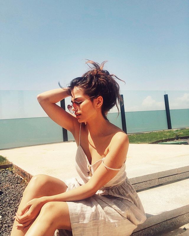 La actriz Sara Sálamo posee una belleza mediterránea de película. La pareja de Ísco, el jugador de El Real Madrid, admira el estilo de Penélope Cruz y cuando pisa la alfombra roja suele confiar en firmas como Elie Saab, Vera Wang, Amaya Arzuaga, Dolores Promesas y Pepe Botella