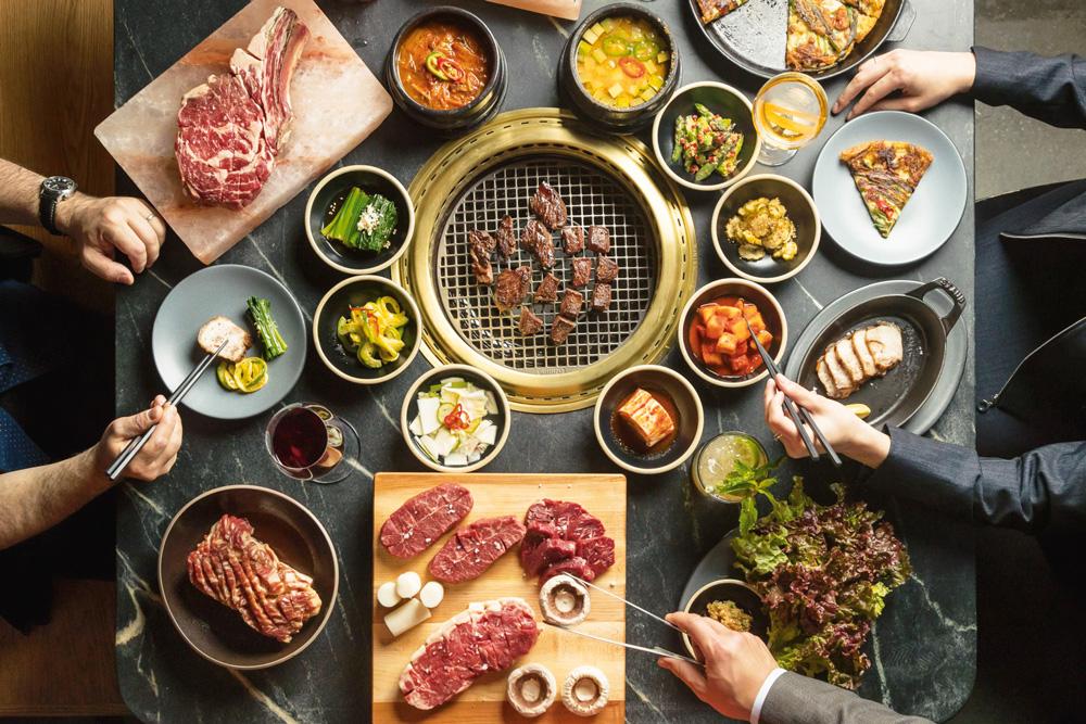 Ya nada es lo que era. Si comer en las barras con hornos Josper (mezcla de parrilla y horno) ahumándonos la vida es la regla… ¿por qué no lo iba a ser comer en una única mesa con comensales desconocidos? O cocinando nuestra propia cena... Mesa con brasas en el coreano Cote (Nueva York).