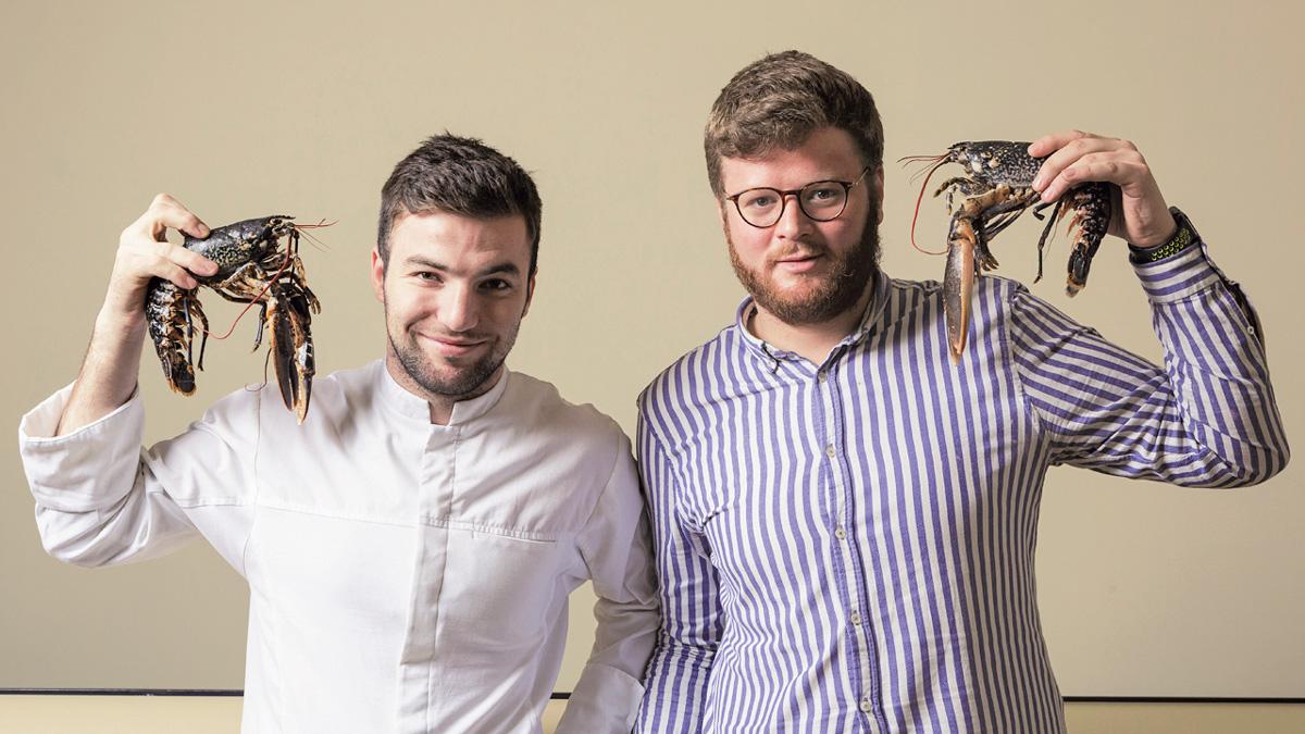 Langostas (y bogavantes) han empezado a triunfar en lobster rolls, un sándwich típico de Nueva Inglaterra. En La Madame (San Sebastián), acompañan el bogavante con ali oli de coral; en el 18 Lobster Bar (Bilbao), lo hacen con pan de brioche y salsa tártara; en la Lobsterie (Madrid), con pan de Amasa; y en Arima Basque Gastronomy (Madrid) reemplazan la langosta por ostras. Clément de la Jonquière y Arnaud Keres, los langosteros de Lobsterie (Madrid).